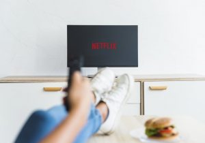 Mulher assistindo Netflix